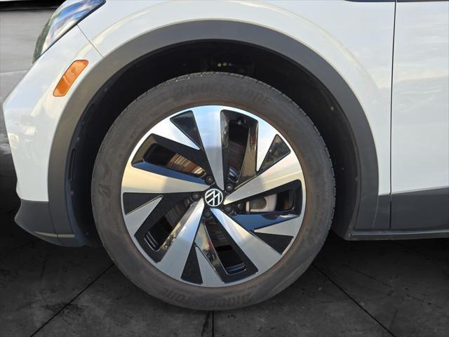 Photo of 2021 Glacier White Metallic/Black Roof Volkswagen ID.4