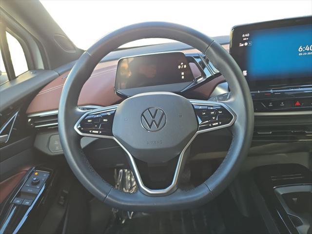 Photo of 2021 Glacier White Metallic/Black Roof Volkswagen ID.4