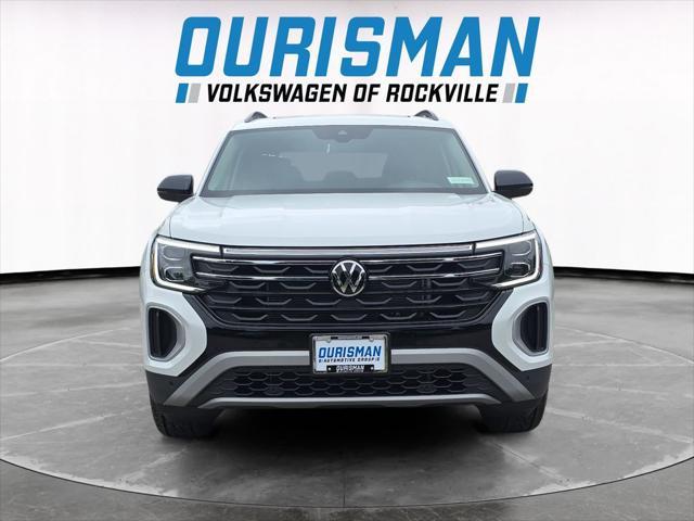 Photo of 2025 Pure White Volkswagen Atlas