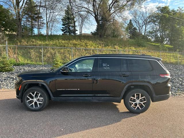 Photo of 2024 Diamond Black Crystal Pearlcoat Jeep Grand Cherokee L