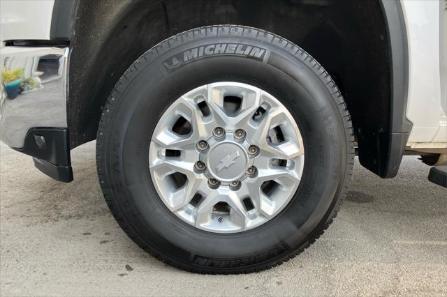 Photo of 2020 Iridescent Pearl Tricoat Chevrolet Silverado 3500