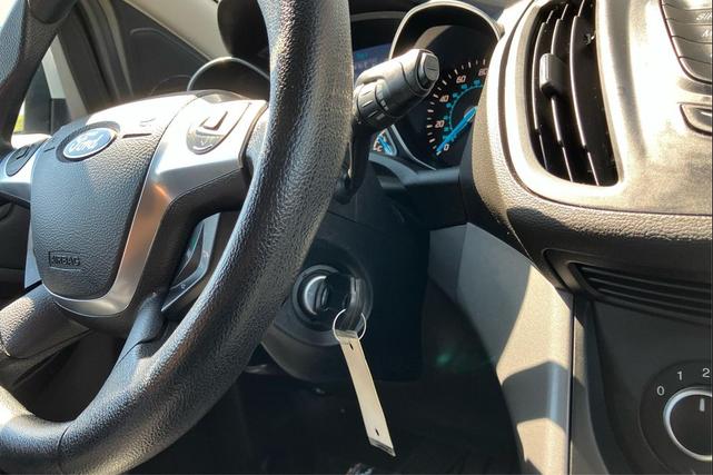 Photo of 2013 Oxford White Ford Escape