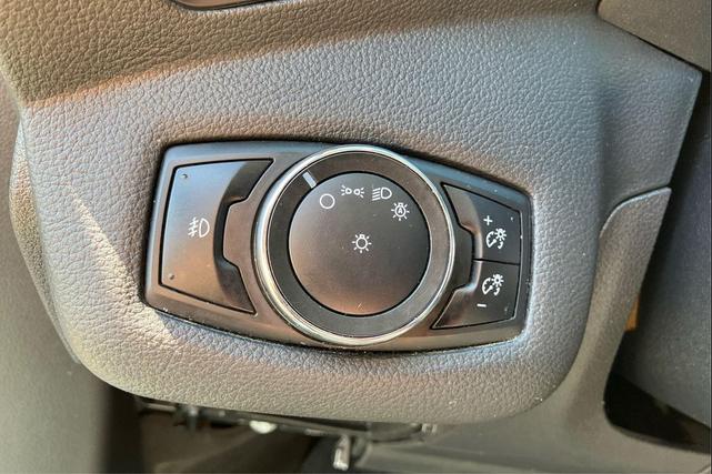 Photo of 2013 Oxford White Ford Escape