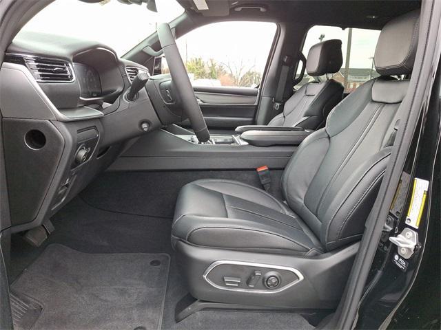 Photo of 2025 Diamond Black Crystal Pearlcoat Jeep Wagoneer