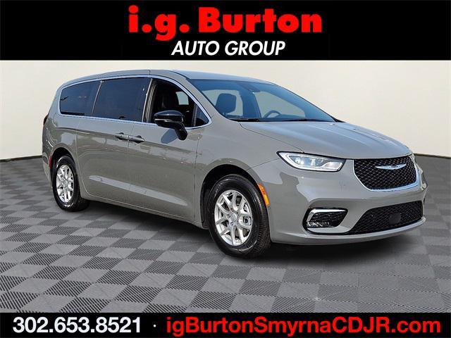 Photo of 2025 Ceramic Gray Clearcoat Chrysler Pacifica