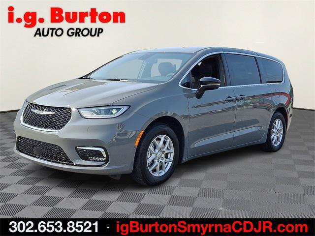 Photo of 2025 Ceramic Gray Clearcoat Chrysler Pacifica