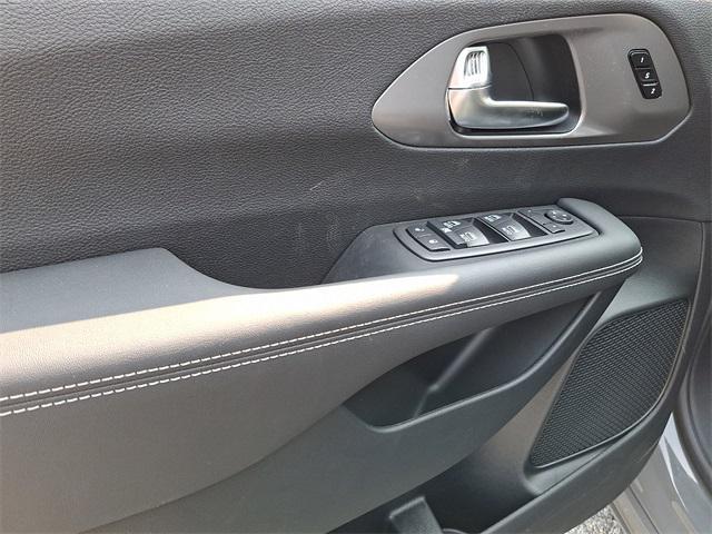 Photo of 2025 Ceramic Gray Clearcoat Chrysler Pacifica