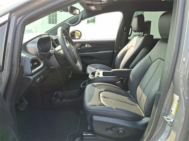 Photo of 2025 Ceramic Gray Clearcoat Chrysler Pacifica