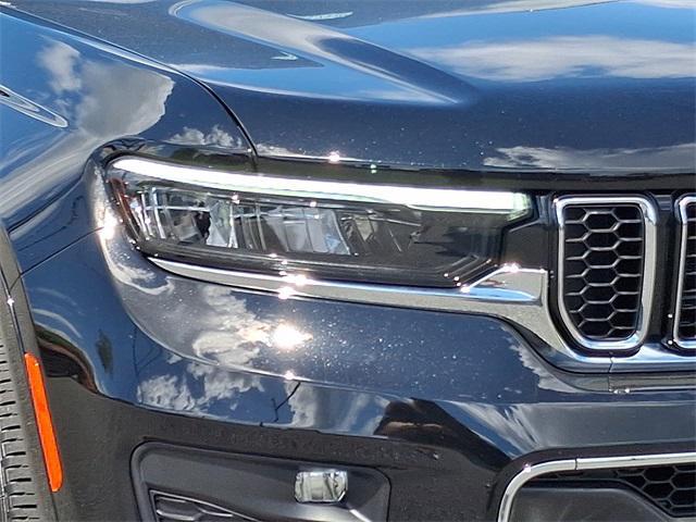 Photo of 2025 Diamond Black Crystal Pearlcoat Jeep Grand Cherokee L