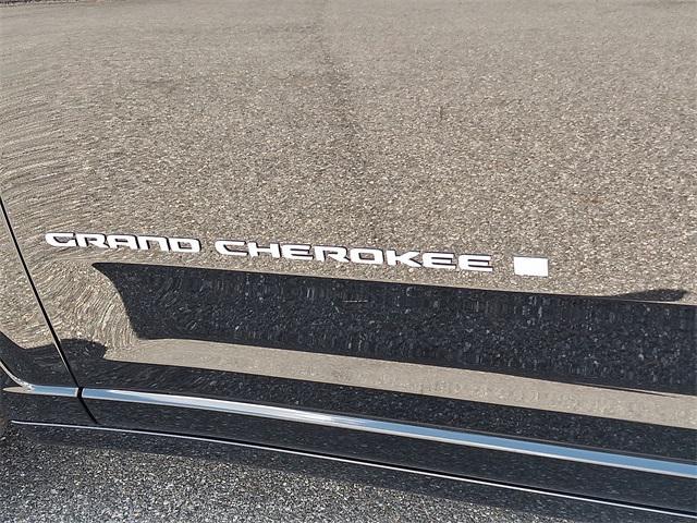 Photo of 2025 Diamond Black Crystal Pearlcoat Jeep Grand Cherokee L