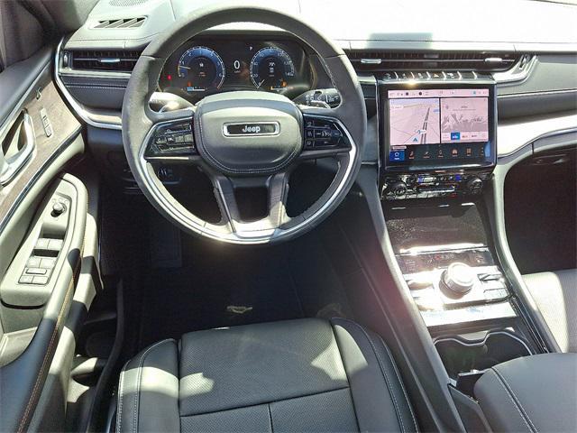 Photo of 2025 Diamond Black Crystal Pearlcoat Jeep Grand Cherokee L