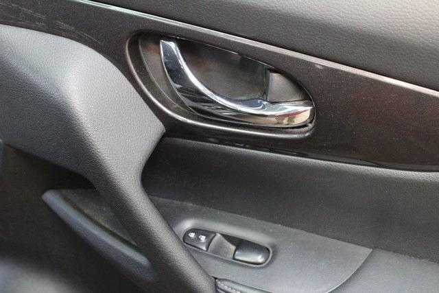 Photo of 2020 Magnetic Black Pearl Nissan Rogue