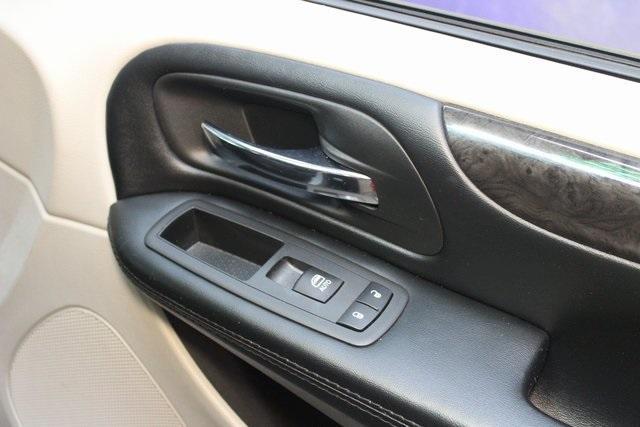 Photo of 2019 Brilliant Black Crystal Pearlcoat Dodge Grand Caravan