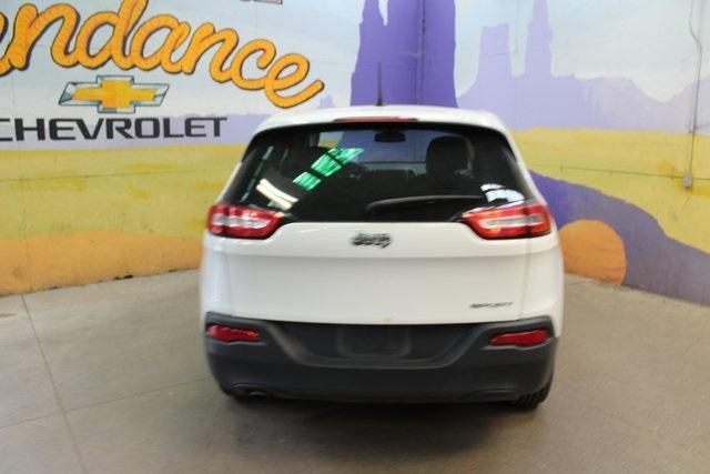 Photo of 2016 Bright White Clearcoat Jeep Cherokee