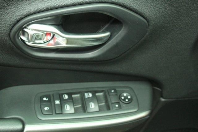 Photo of 2019 Bright White Clearcoat Jeep Cherokee