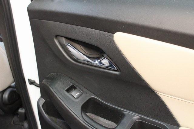 Photo of 2023 Summit White Chevrolet Traverse