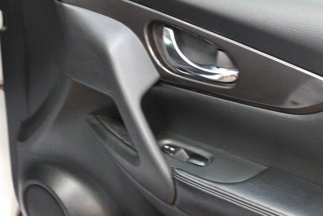 Photo of 2020 Pearl White Tri-Coat Nissan Rogue