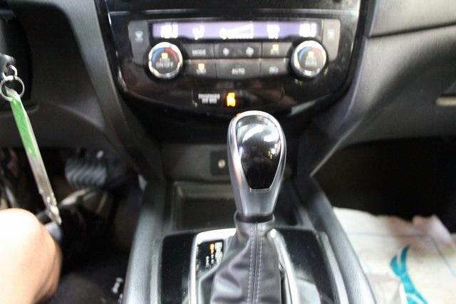 Photo of 2020 Pearl White Tri-Coat Nissan Rogue