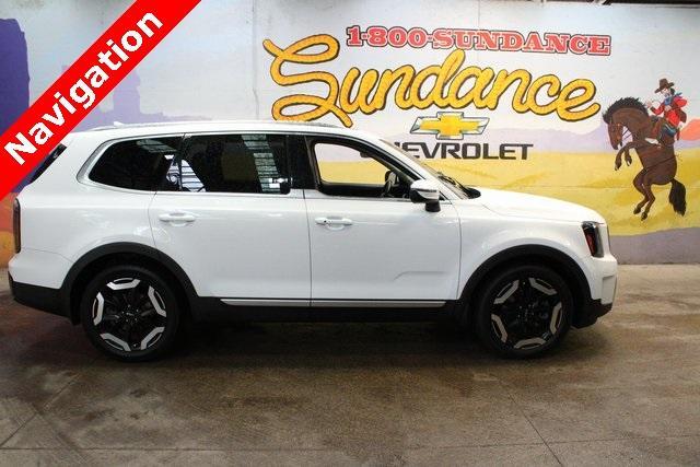 Photo of 2023 Glacial White Pearl Kia Telluride