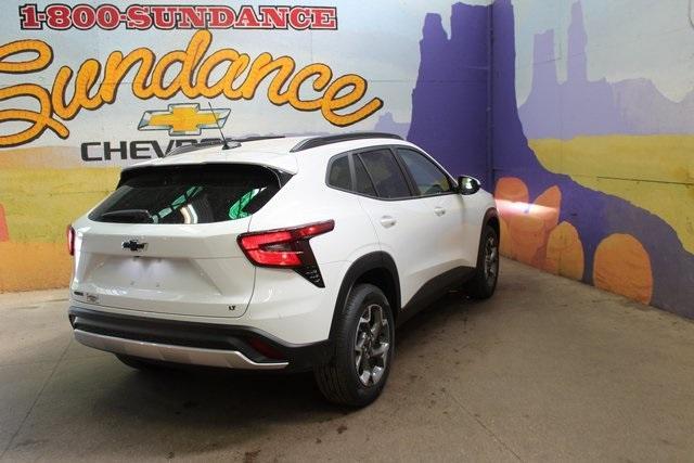 Photo of 2025 Summit White Chevrolet Trax