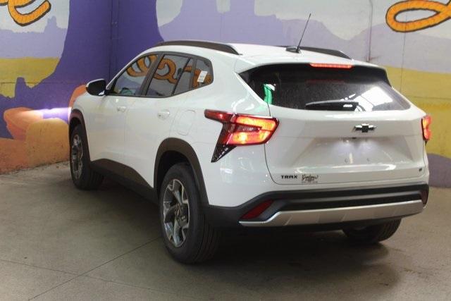 Photo of 2025 Summit White Chevrolet Trax