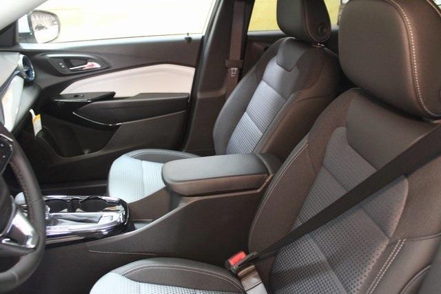Photo of 2025 Summit White Chevrolet Trax