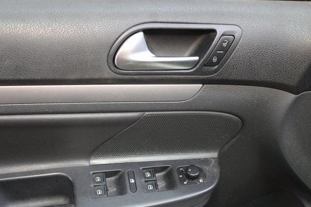 Photo of 2009 White Volkswagen Jetta
