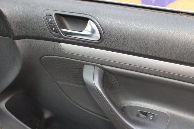 Photo of 2009 White Volkswagen Jetta