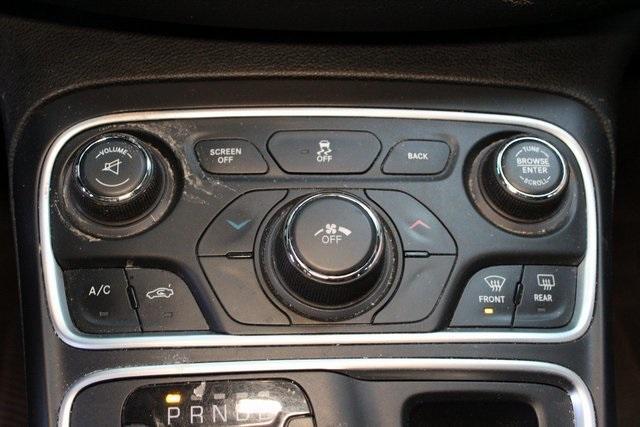 Photo of 2015 Granite Crystal Clearcoat Metallic Chrysler 200