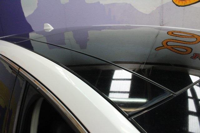 Photo of 2016 White Platinum Tri-Coat Metallic Ford Edge