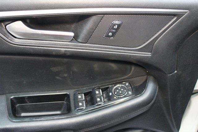 Photo of 2016 White Platinum Tri-Coat Metallic Ford Edge