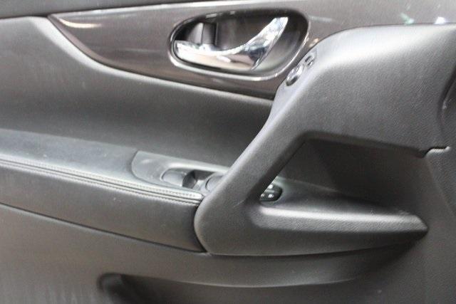 Photo of 2020 Magnetic Black Pearl Nissan Rogue