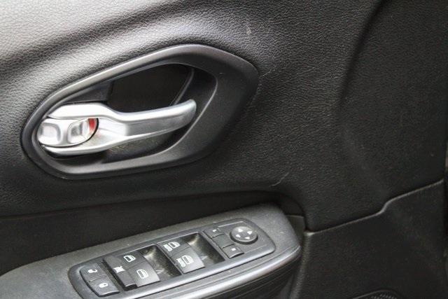 Photo of 2016 Brilliant Black Crystal Pearlcoat Jeep Cherokee