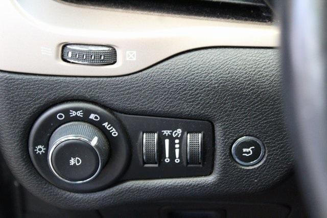 Photo of 2016 Brilliant Black Crystal Pearlcoat Jeep Cherokee