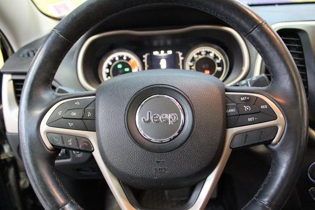 Photo of 2016 Brilliant Black Crystal Pearlcoat Jeep Cherokee