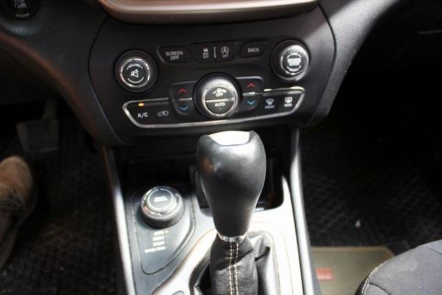 Photo of 2016 Bright White Clearcoat Jeep Cherokee