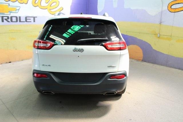 Photo of 2016 Bright White Clearcoat Jeep Cherokee