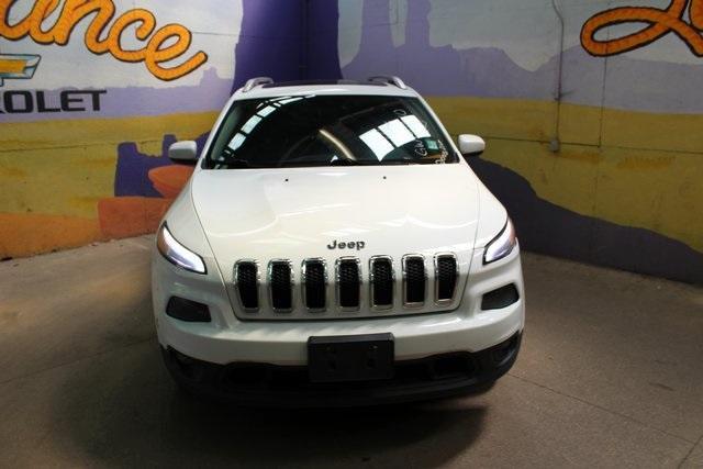 Photo of 2016 Bright White Clearcoat Jeep Cherokee