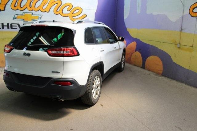 Photo of 2016 Bright White Clearcoat Jeep Cherokee