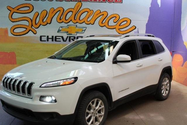 Photo of 2017 Bright White Clearcoat Jeep Cherokee