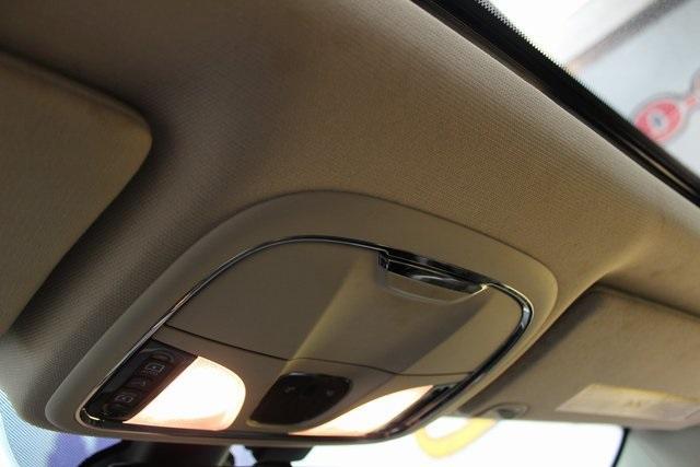Photo of 2017 Bright White Clearcoat Jeep Cherokee