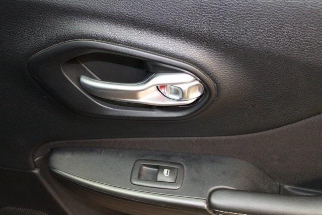 Photo of 2015 Granite Crystal Clearcoat Metallic Jeep Cherokee