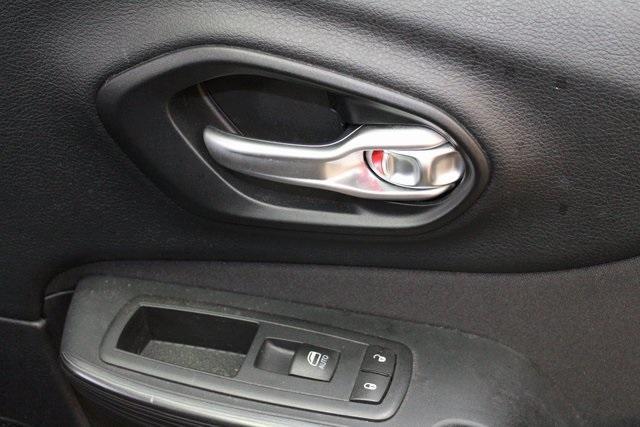 Photo of 2015 Granite Crystal Clearcoat Metallic Jeep Cherokee