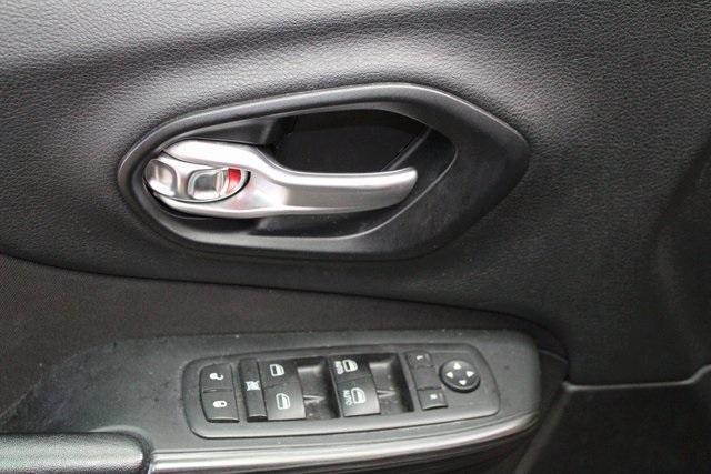 Photo of 2015 Granite Crystal Clearcoat Metallic Jeep Cherokee