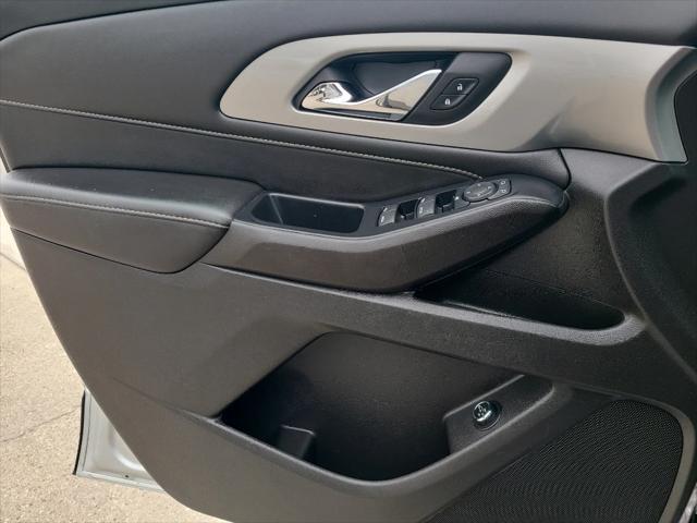 Photo of 2022 Silver Ice Metallic Chevrolet Traverse