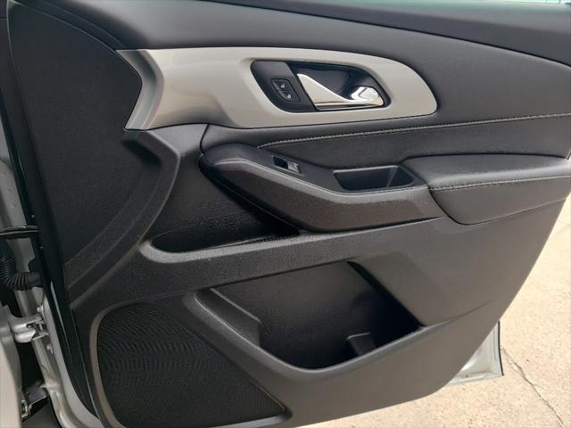 Photo of 2022 Silver Ice Metallic Chevrolet Traverse