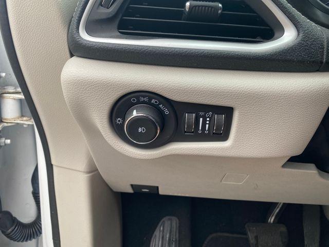 Photo of 2022 Bright White Clearcoat Chrysler Pacifica