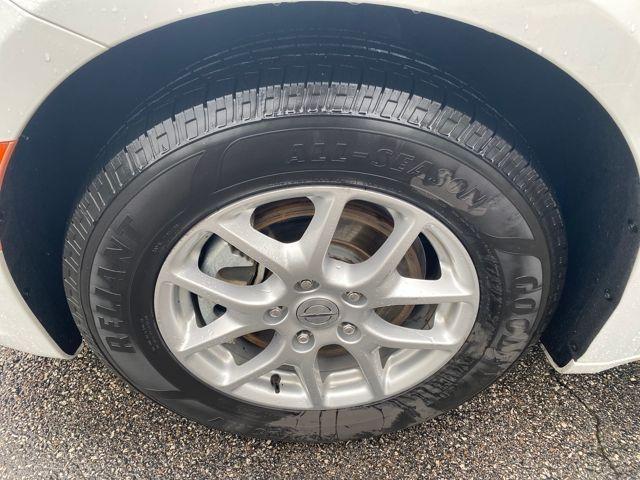 Photo of 2022 Bright White Clearcoat Chrysler Pacifica