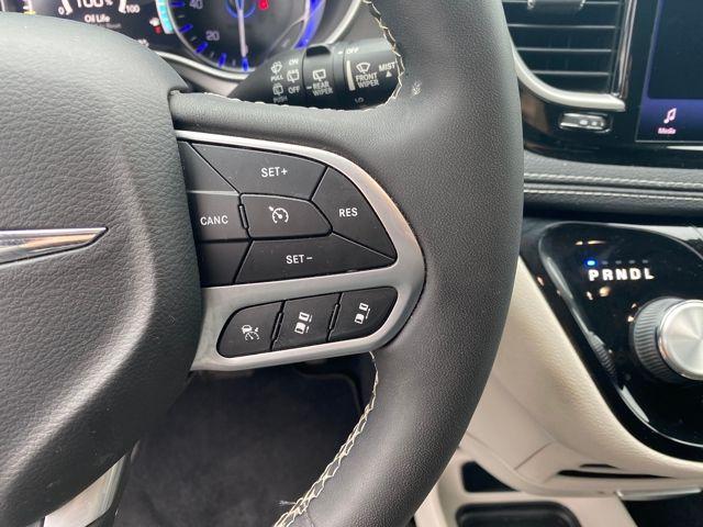 Photo of 2022 Bright White Clearcoat Chrysler Pacifica