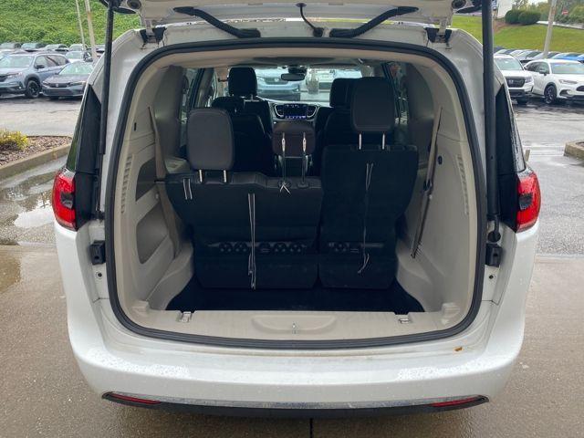 Photo of 2022 Bright White Clearcoat Chrysler Pacifica